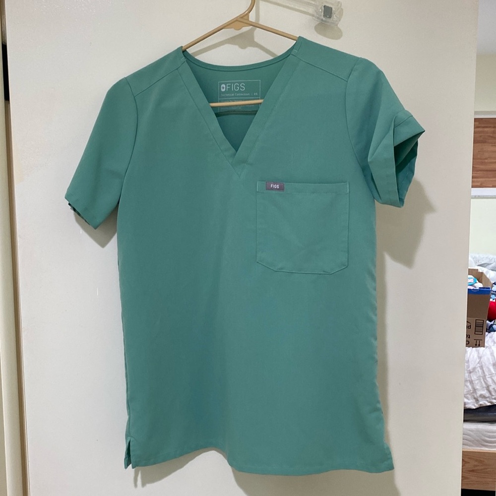 Figs technicalcal collection light green scrub set.